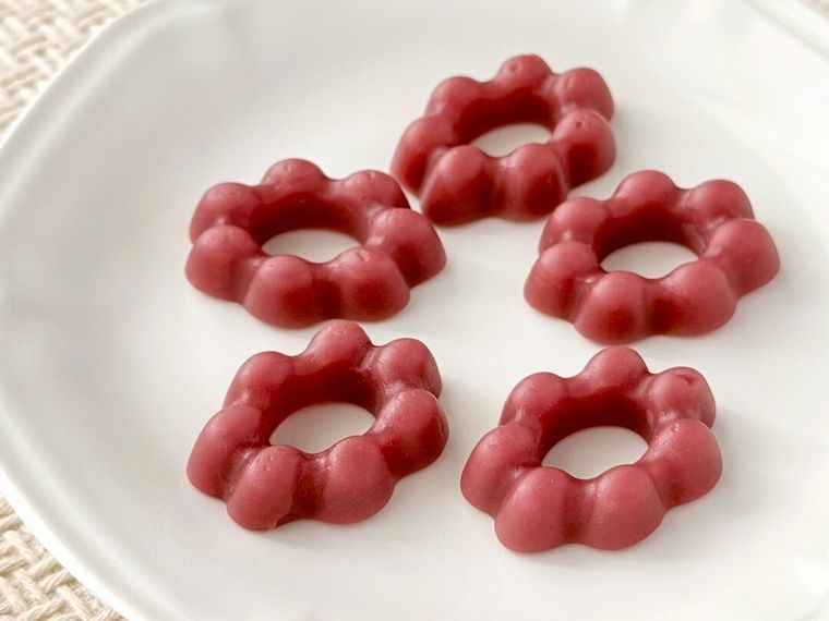 白皿に盛り付けられたモチド ぶどう味