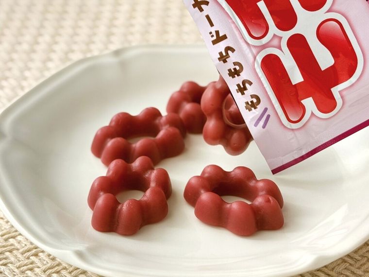 モチド ぶどう味をパッケージから取り出している様子