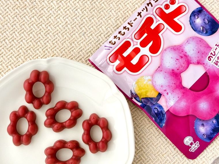 モチド ぶどう味とパッケージが並んでいる様子