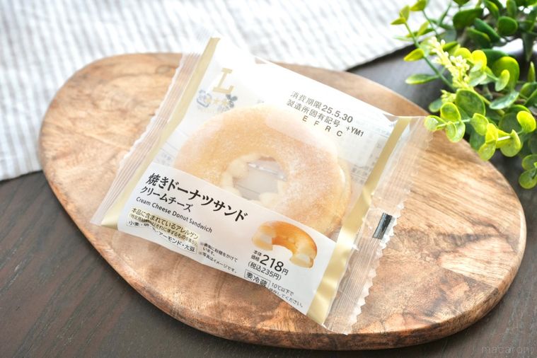 木のカッティングボードにのった焼きドーナツサンドとグリーンとストライプの布
