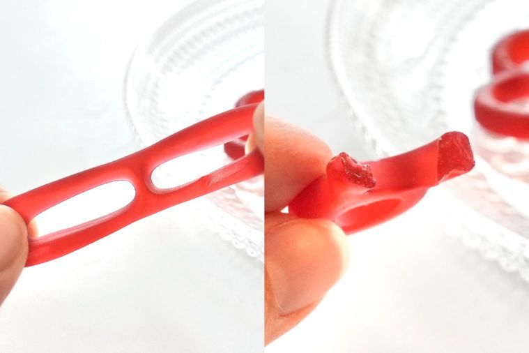 型のチェリー味のグミを引っ張ったりかじった様子