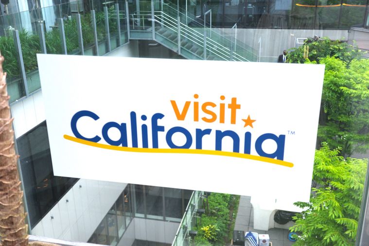 カリフォルニア観光局の看板