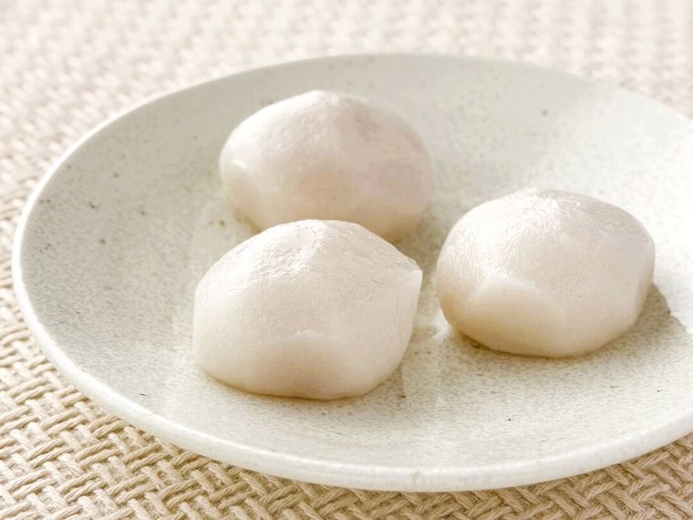 白皿にのったみたらしだんご