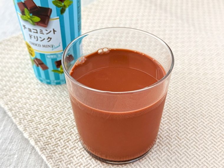 コップに注がれたチョコミントドリンク