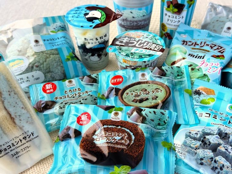 ファミリーマートのチョコミント商品が並んでいる様子