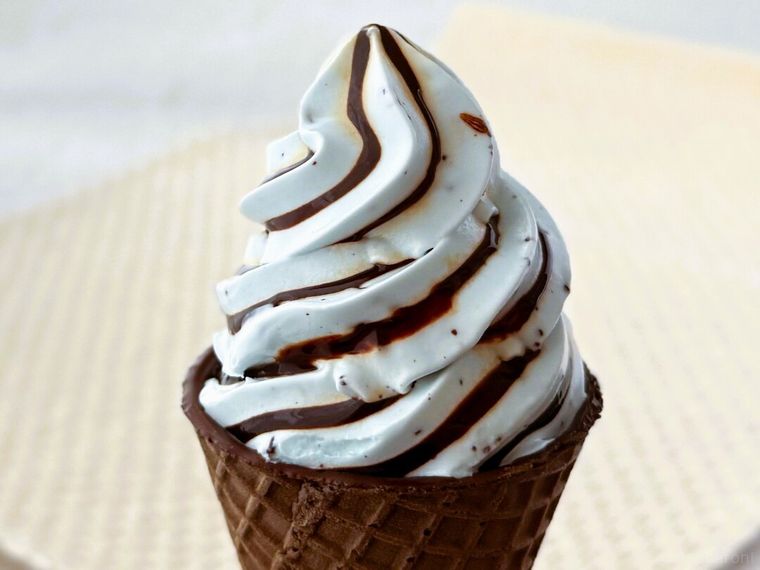 パッケージから取り出した「ワッフルコーンチョコミント」