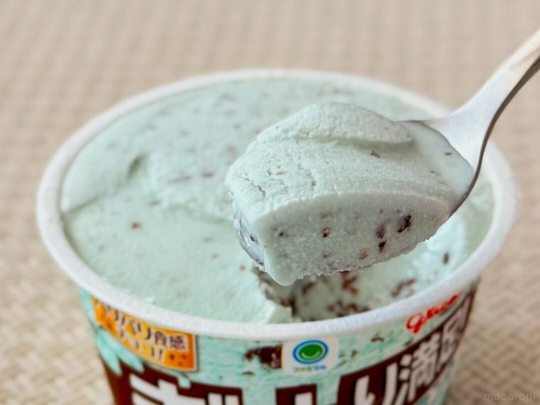 「ぎっしり満足！チョコミント」をスプーンですくっている様子