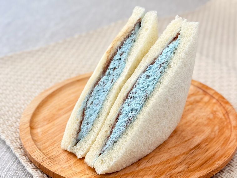 木皿にのったチョコミントサンド