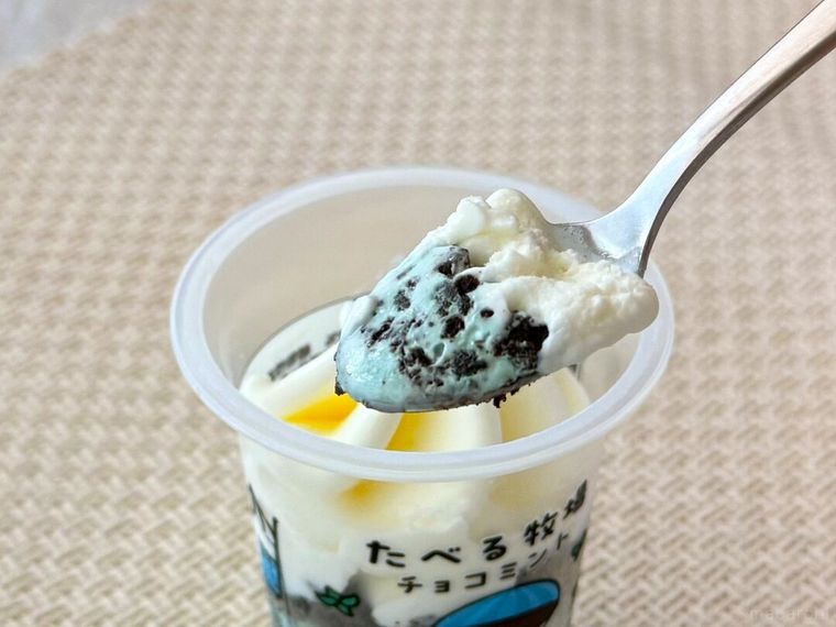 たべる牧場チョコミントをスプーンですくっている様子