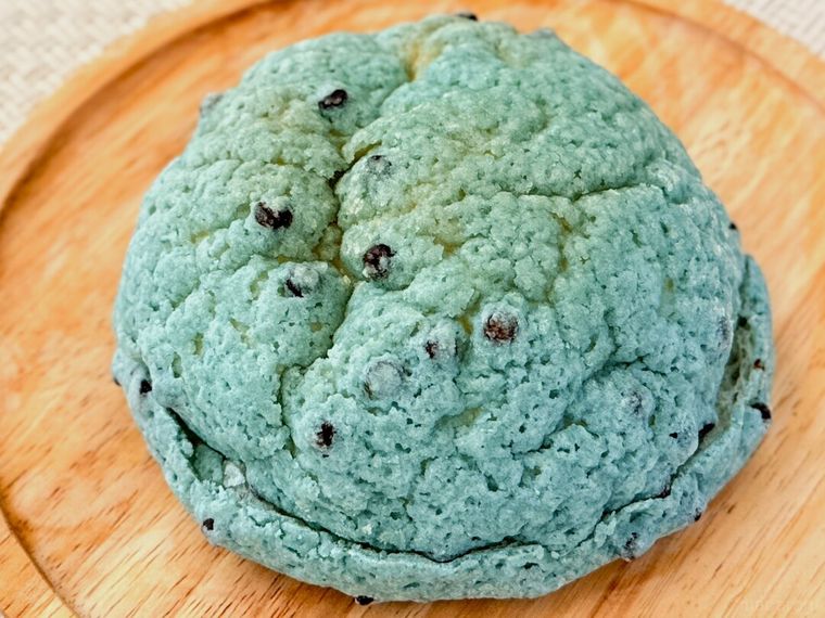 木皿にのったチョコミントメロンパン