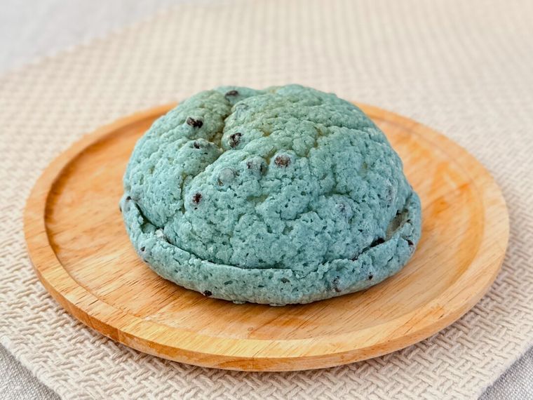 パッケージから取り出したチョコミントメロンパン