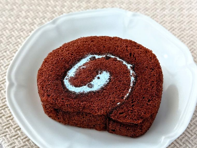 白皿にのったチョコミントロールケーキ