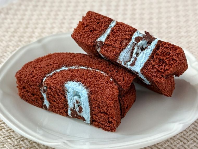 チョコミントロールケーキの断面