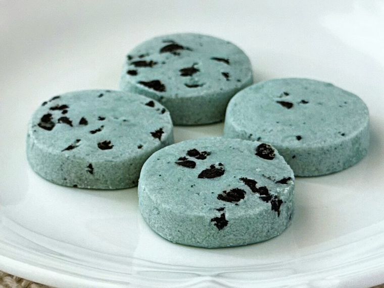 白皿にのったとろけるチョコミントクッキー