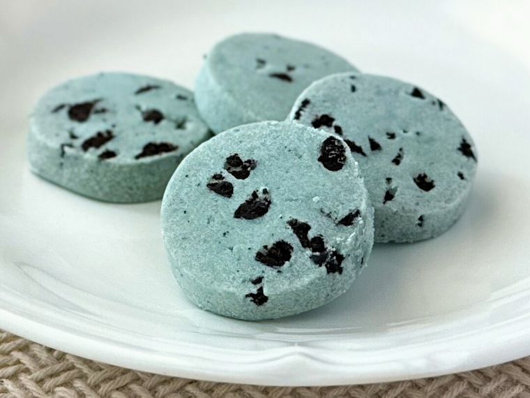 とろけるチョコミントクッキーが皿に盛り付けられている様子
