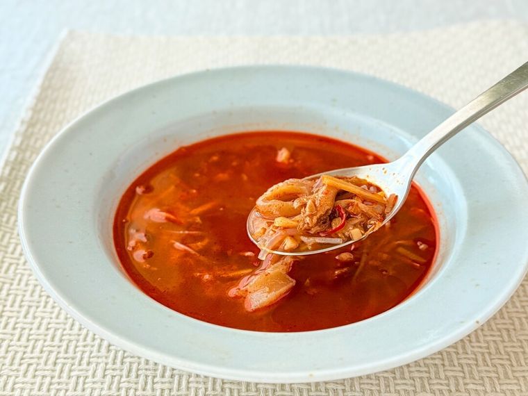 「養生スープ 発酵唐辛子の麻辣湯」をスプーンですくっている様子