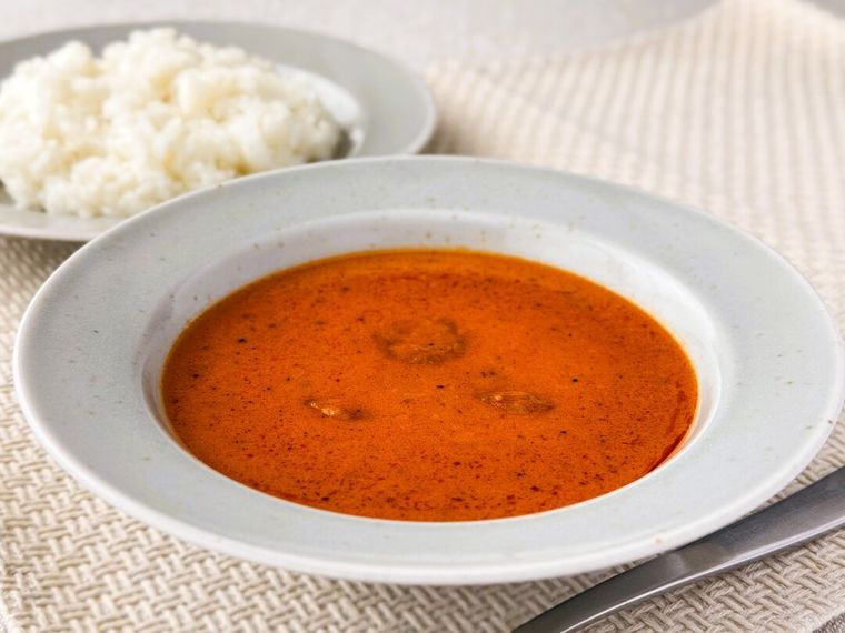 「現地に学ぶ インド ローストプラウンのスパイシーカレー」とご飯が並んでいる様子