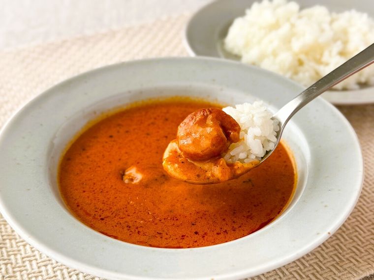 「現地に学ぶ インド ローストプラウンのスパイシーカレー」をスプーンですくっている様子