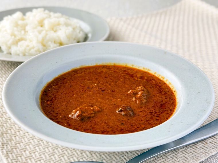 「現地に学ぶ インド ローストチキンのスパイシーカレー」とご飯が並んでいる様子