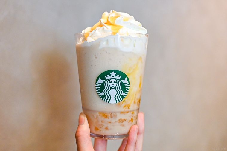 フラペチーノを持っているところ