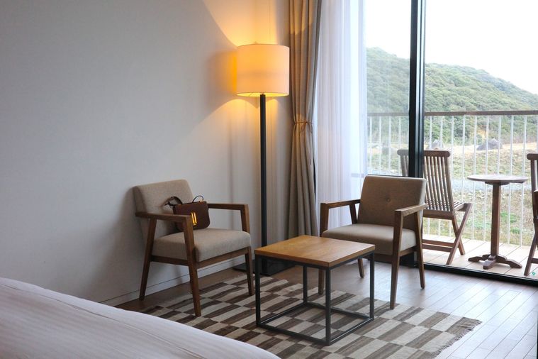 ベッドサイドのテーブル