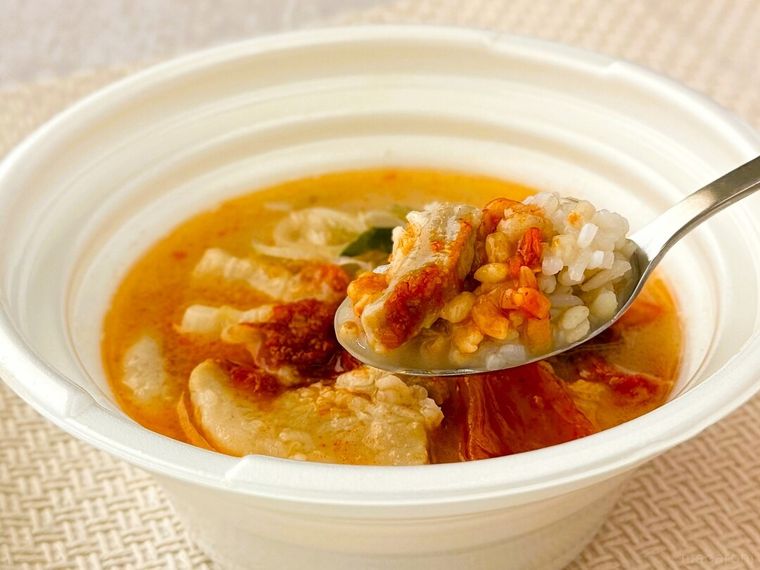 デジクッパ 豚白湯スープごはんをスプーンですくっている様子