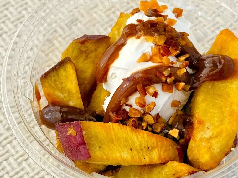 透明ケースに入った さつまいもを楽しむ ひとくちコグマ アーモンドがけ 塩キャラメルホイップ