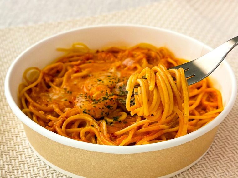 甘辛ロゼクリームパスタをフォークですくっている様子