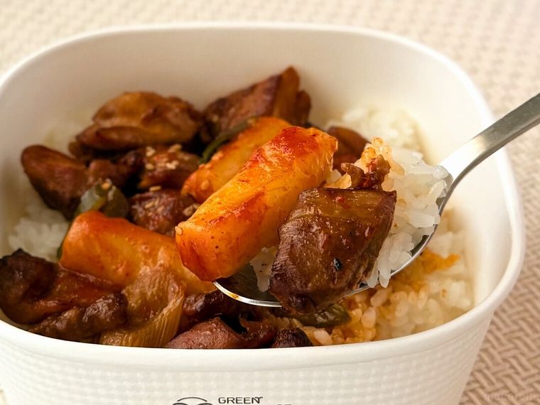 スップルグイチキン丼 韓国風旨辛炭火焼き鳥丼をスプーンで持っている様子