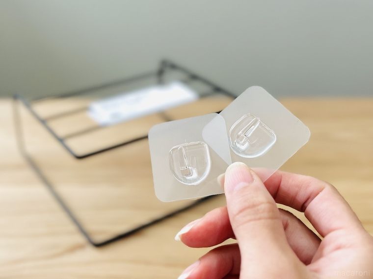 粘着式のフックを手で持っている様子