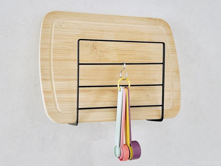 ワイヤーディッシュラックにまな板と計量スプーンを掛けた様子