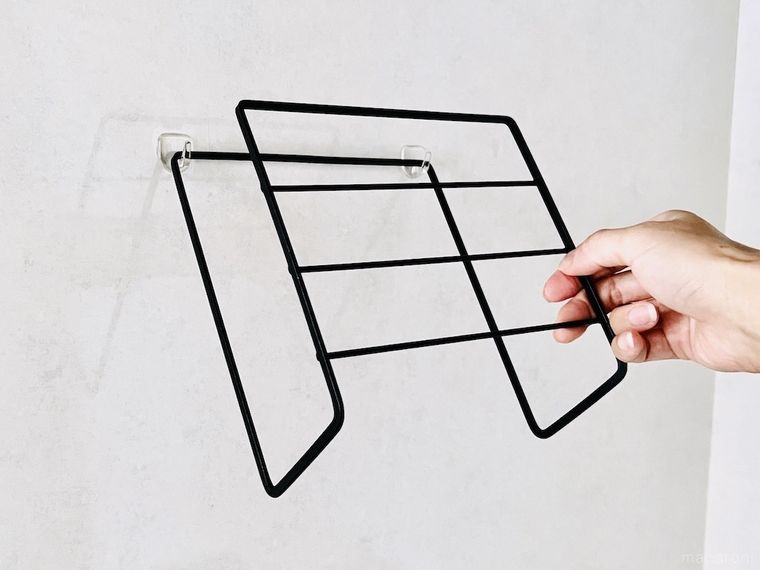 フックにワイヤーディッシュラックを掛けている様子