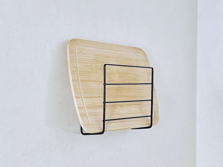 ワイヤーディッシュラックにまな板を立てかけた様子