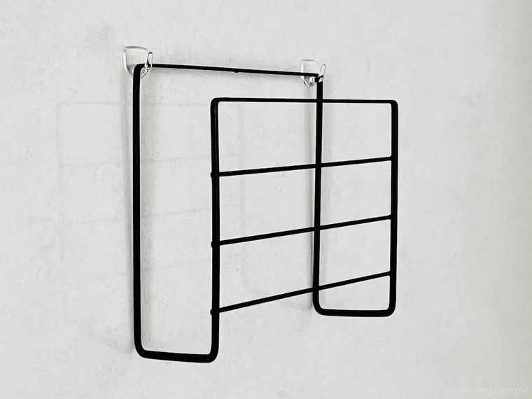 フックにワイヤーディッシュラックを掛けた様子