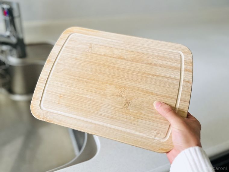 まな板を手で持っている様子