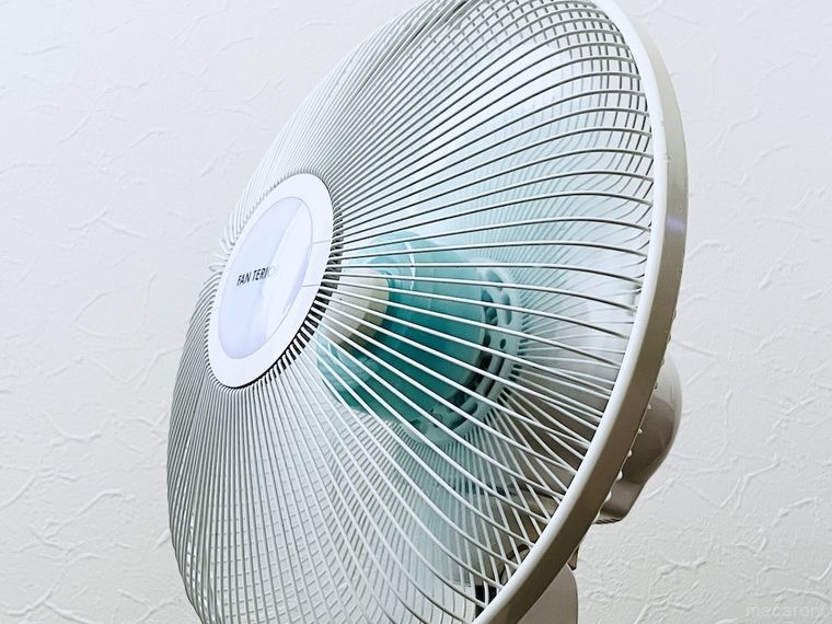 扇風機の羽根がまわっている様子