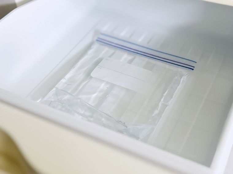 水を入れたジッパー付きの保存袋を冷凍庫に格納した様子