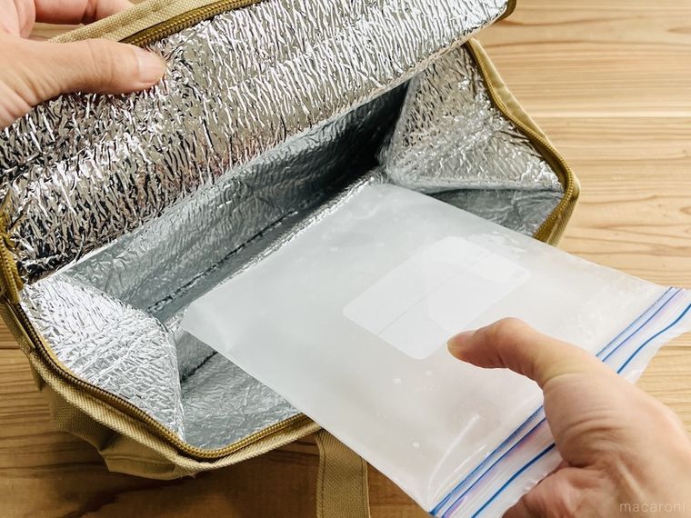 板状の氷を保冷バッグに入れている様子