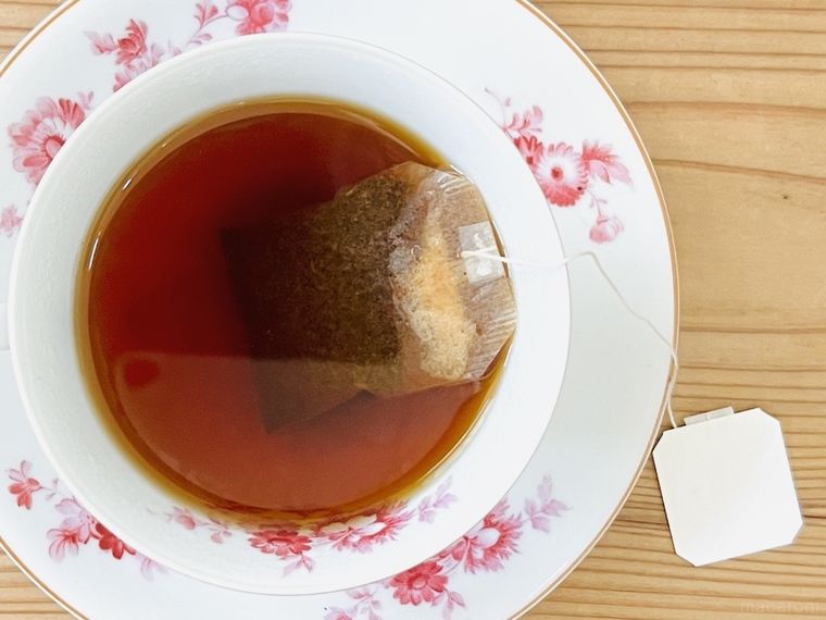 ティーバッグが入ったティーカップ