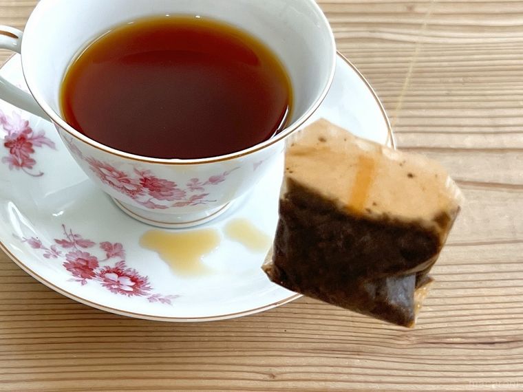 ティーバッグからしずくが垂れた様子