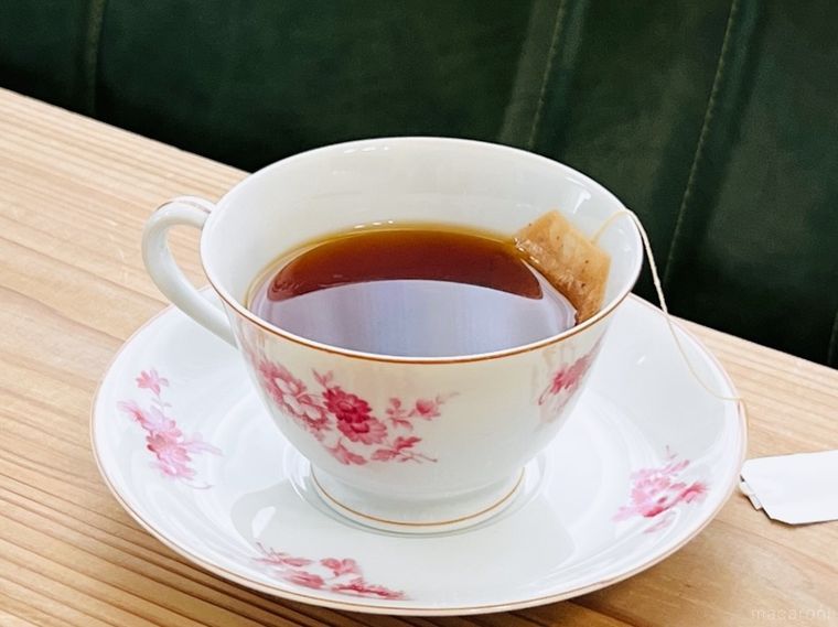 ティーバッグが入ったティーカップ