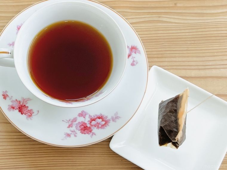 ティーカップからティーバッグを取り出した様子