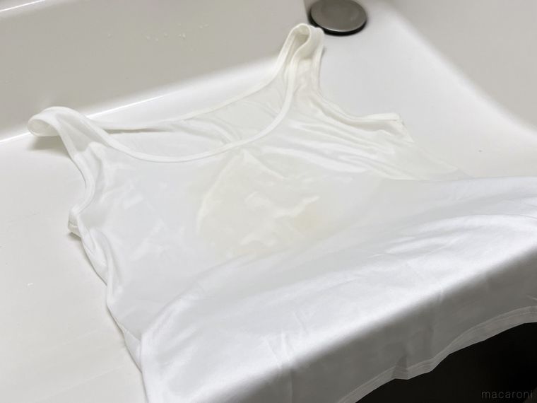 しょうゆがついた服に炭酸水をかけた様子