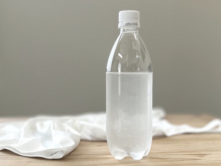 服と気の抜けた炭酸水