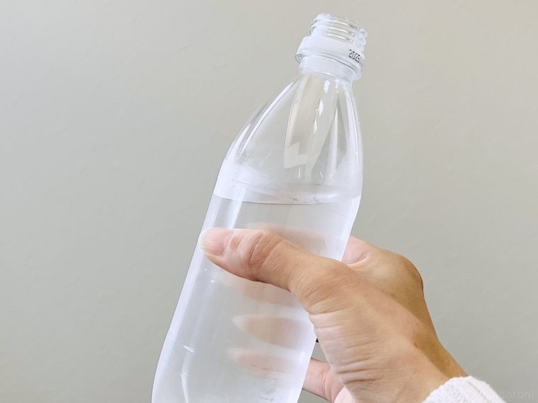 気の抜けた炭酸水を手で持っている様子