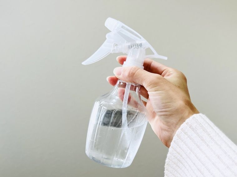 気の抜けた炭酸水が入ったスプレーボトル