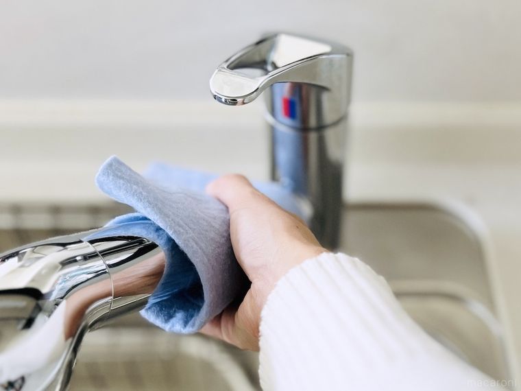 蛇口まわりをクロスで拭いている様子