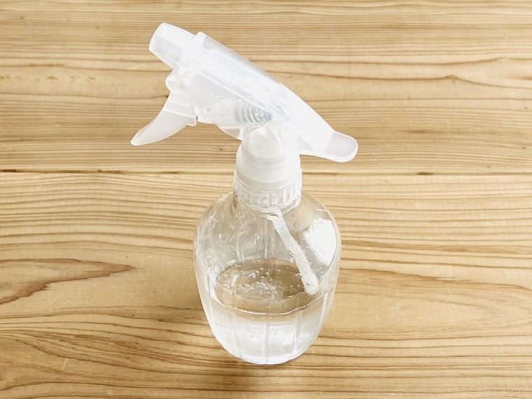 気の抜けた炭酸水をスプレーボトルに入れた様子