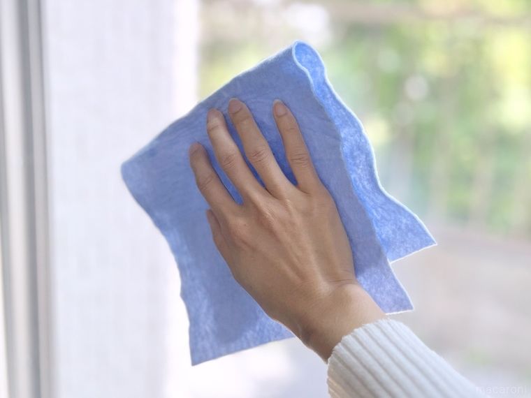 窓を拭いている様子