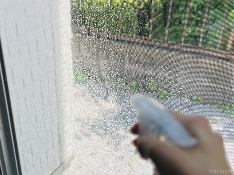 窓に気の抜けた炭酸水を吹きかけている様子